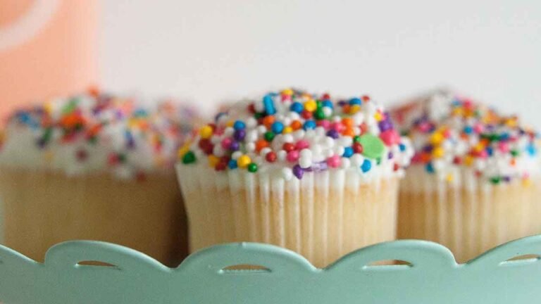 Cupcakes de vainilla. Cómo hacer la receta fácilmente para niños