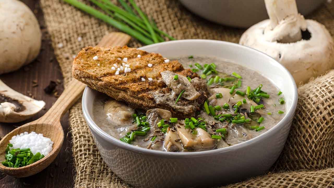 Sopa de hongos con verdolagas y maíz: ¿Cómo hacer la receta?