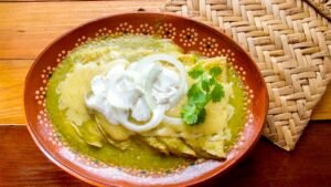 Cómo hacer la receta casera de enchiladas suizas y cuántas calorías tiene