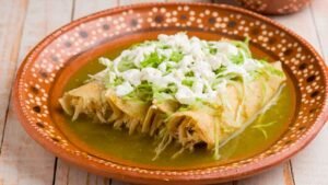 Cómo preparar la receta Mexicana de enchiladas verdes y cuántas calorías tienen
