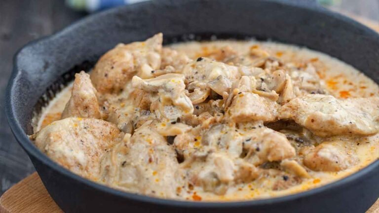 Cómo preparar la receta casera de pollo en crema y cuántas calorías tiene