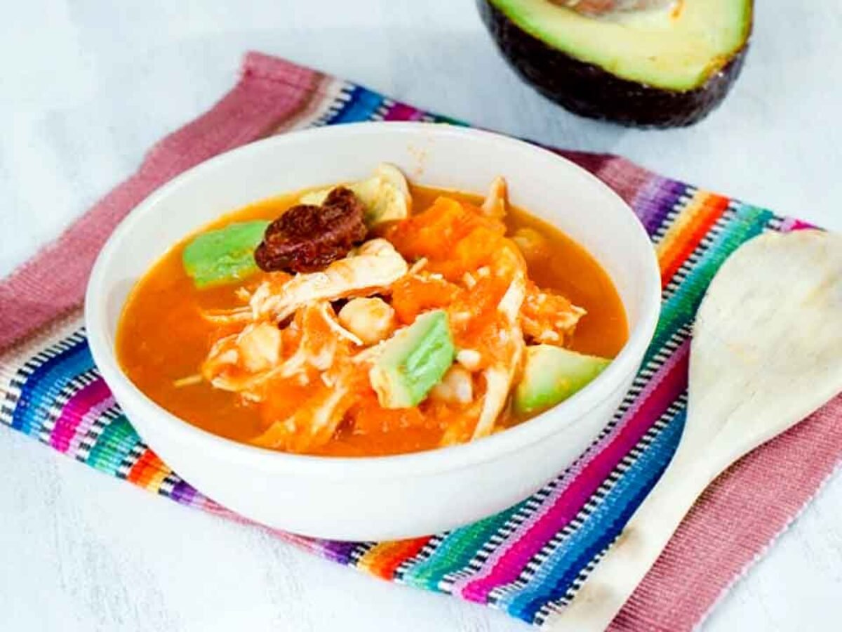 Caldo tlalpeño ¿Cómo hacer la receta y cuántas calorías tiene?