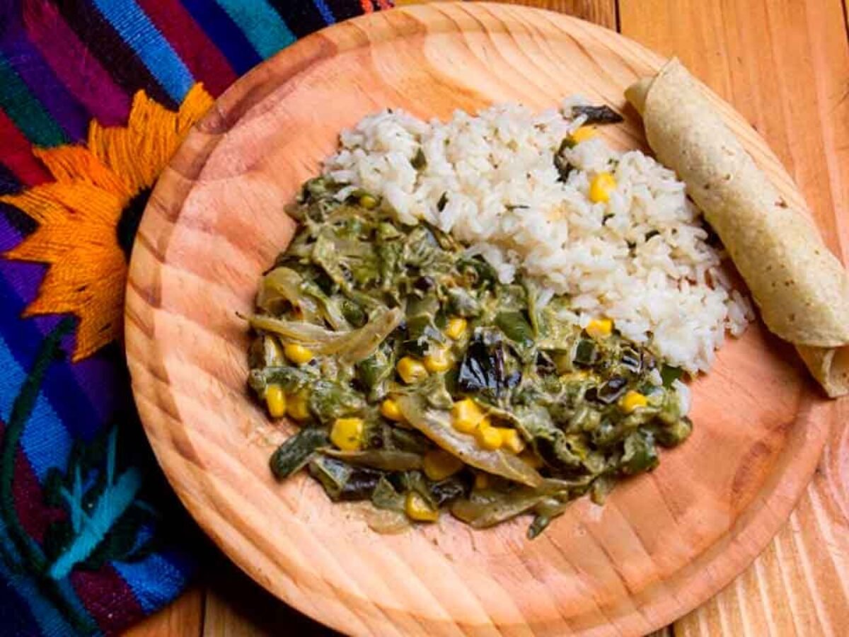 Rajas poblanas con crema, deliciosa receta mexicana - Sazón de Mamá